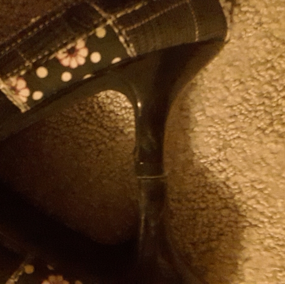 Shoes heels and flats together - Picture 3 of 16